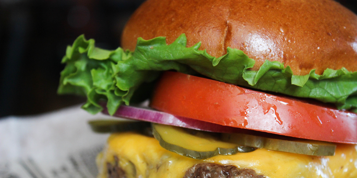 Burger med Big Mac-dressing og sprøde fritter