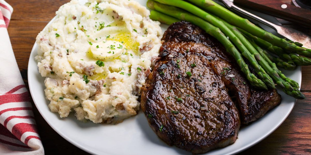 Stegt Ribeye med kartoffelmos, hvidløgssmør og asparges