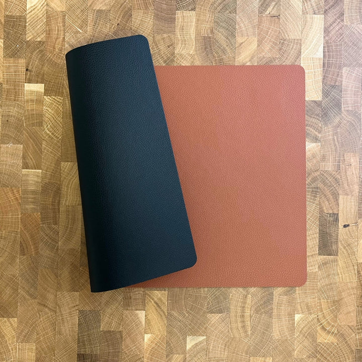 Dacore - Dækkeserviet PU soft 30x45 cm - cognac/sort vendbar