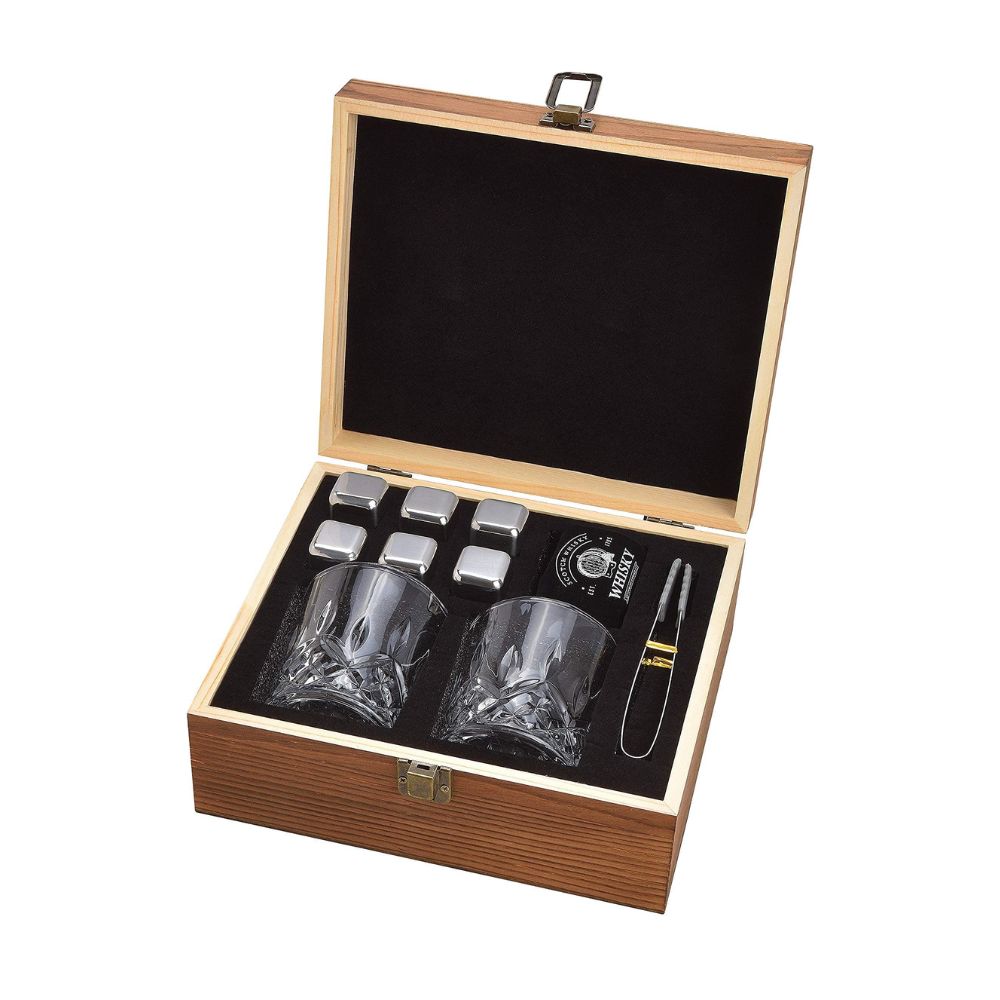 Whiskyset med glas, isbitar, tång och sammetspåse