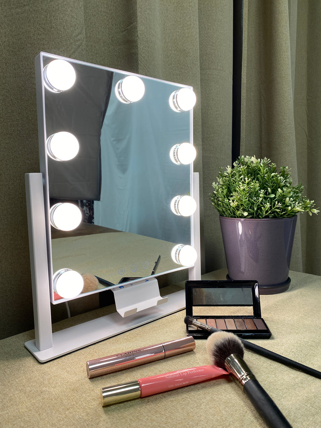 Conzept - make up spejl med lys og mobilholder