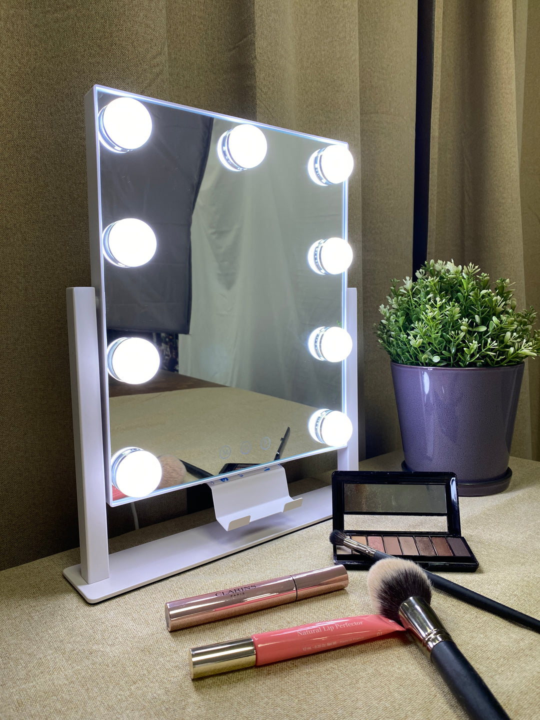 Conzept - make up spejl med lys og mobilholder