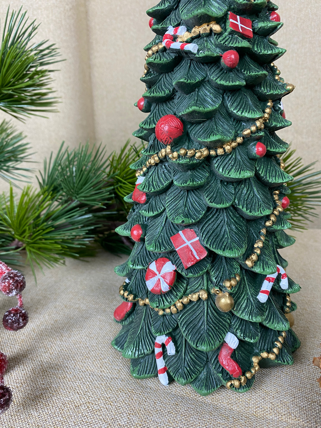 Juletræ med pynt 33 cm polyresin mørk grøn