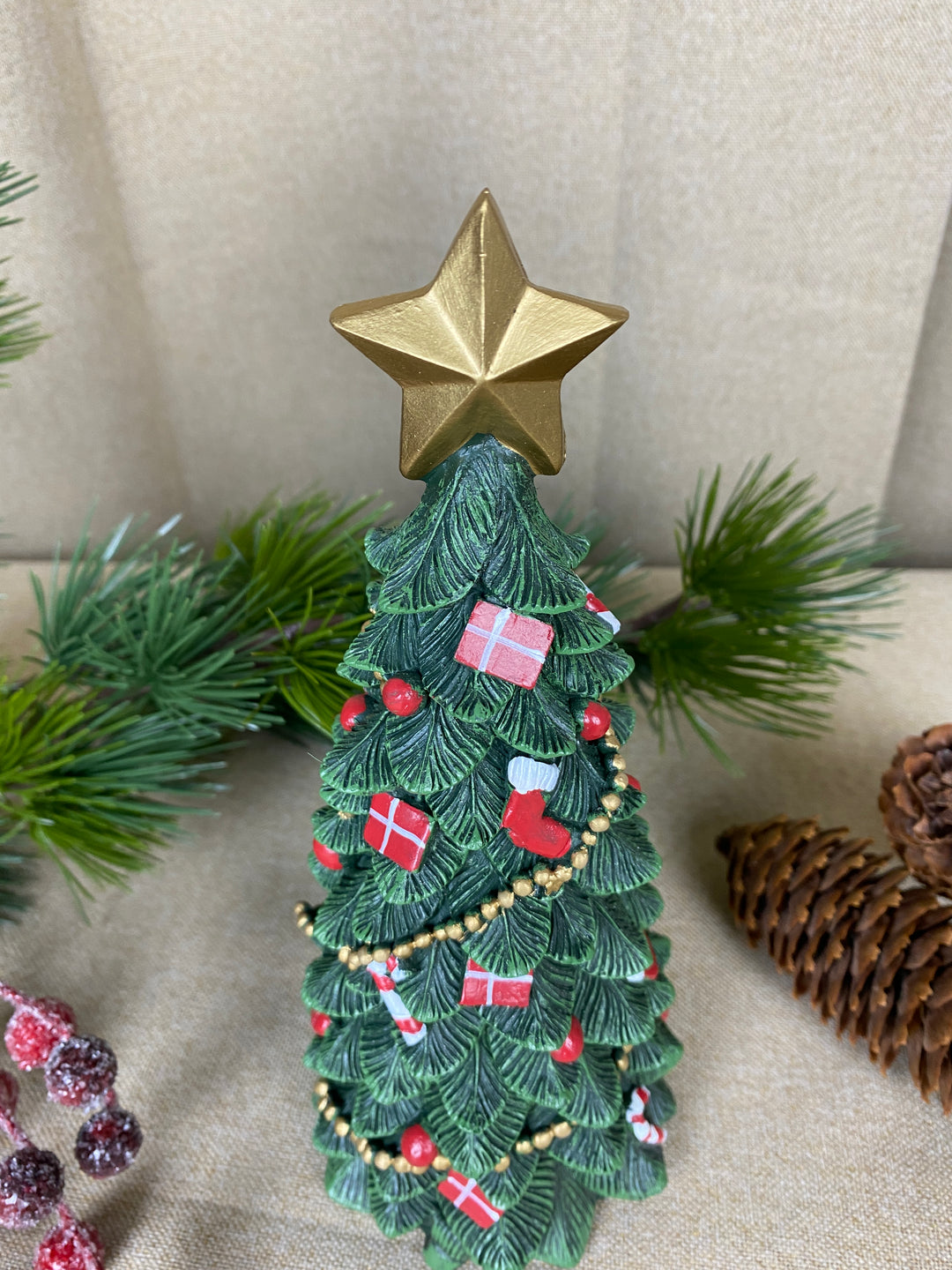 Juletræ med pynt 23,5 cm polyresin mørk grøn