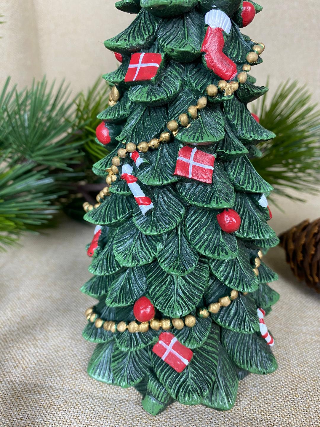 Juletræ med pynt 23,5 cm polyresin mørk grøn