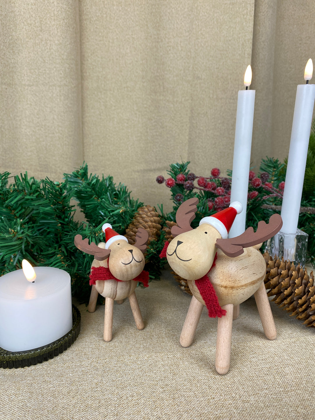 Rensdyr med hue - i fyrretræ 9,6 cm