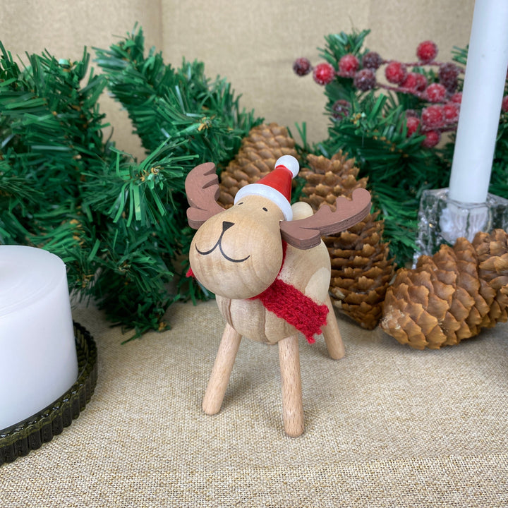 Rensdyr med hue - i fyrretræ 9,6 cm