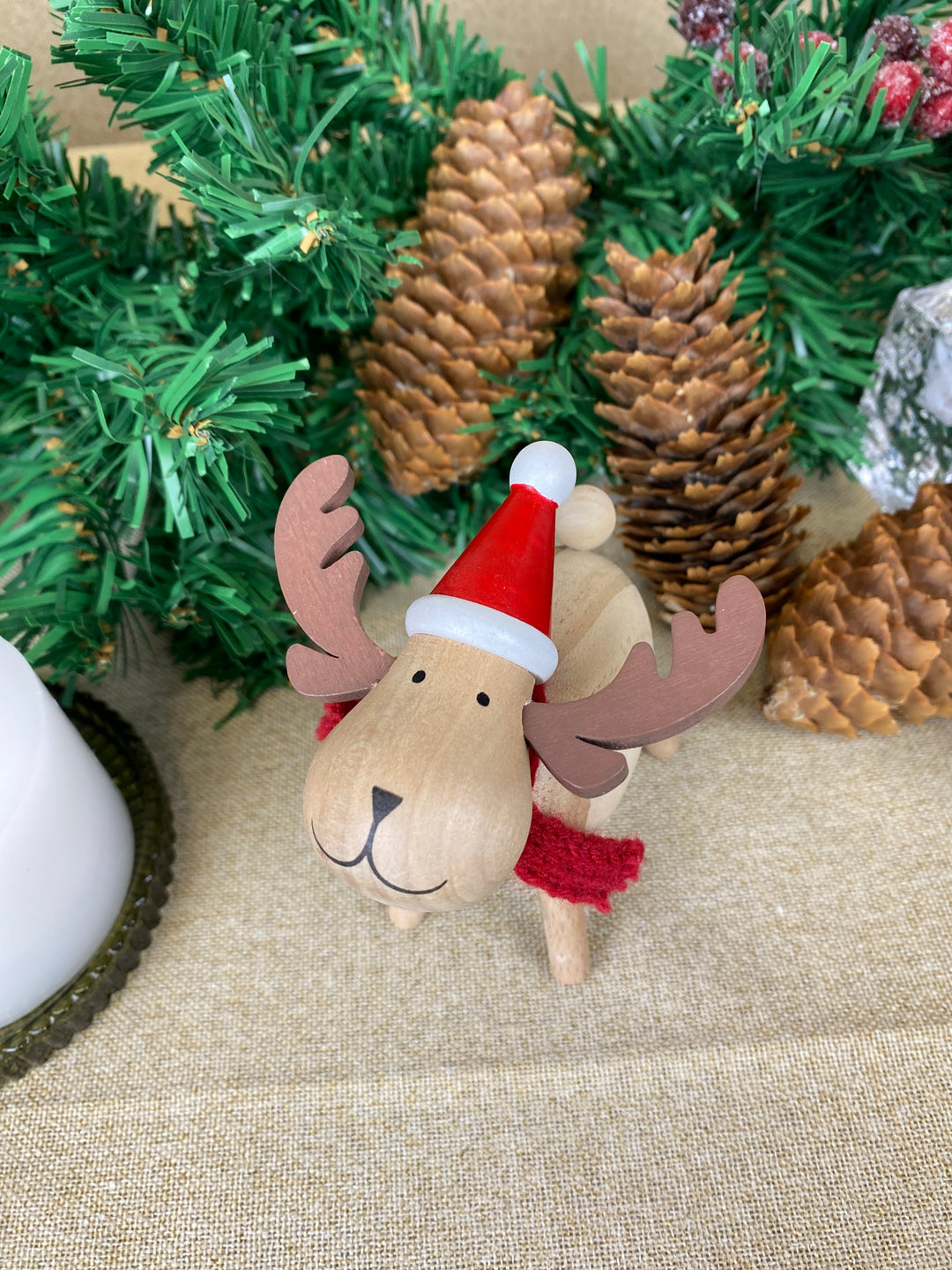 Rensdyr med hue - i fyrretræ 9,6 cm