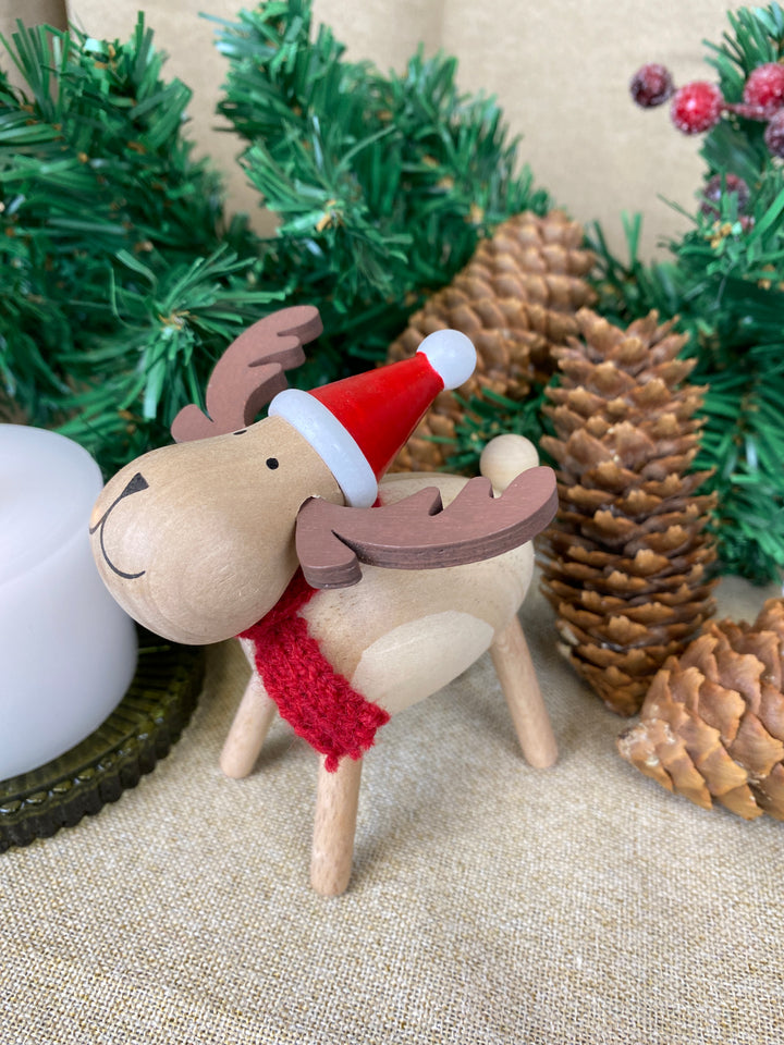 Rensdyr med hue - i fyrretræ 9,6 cm