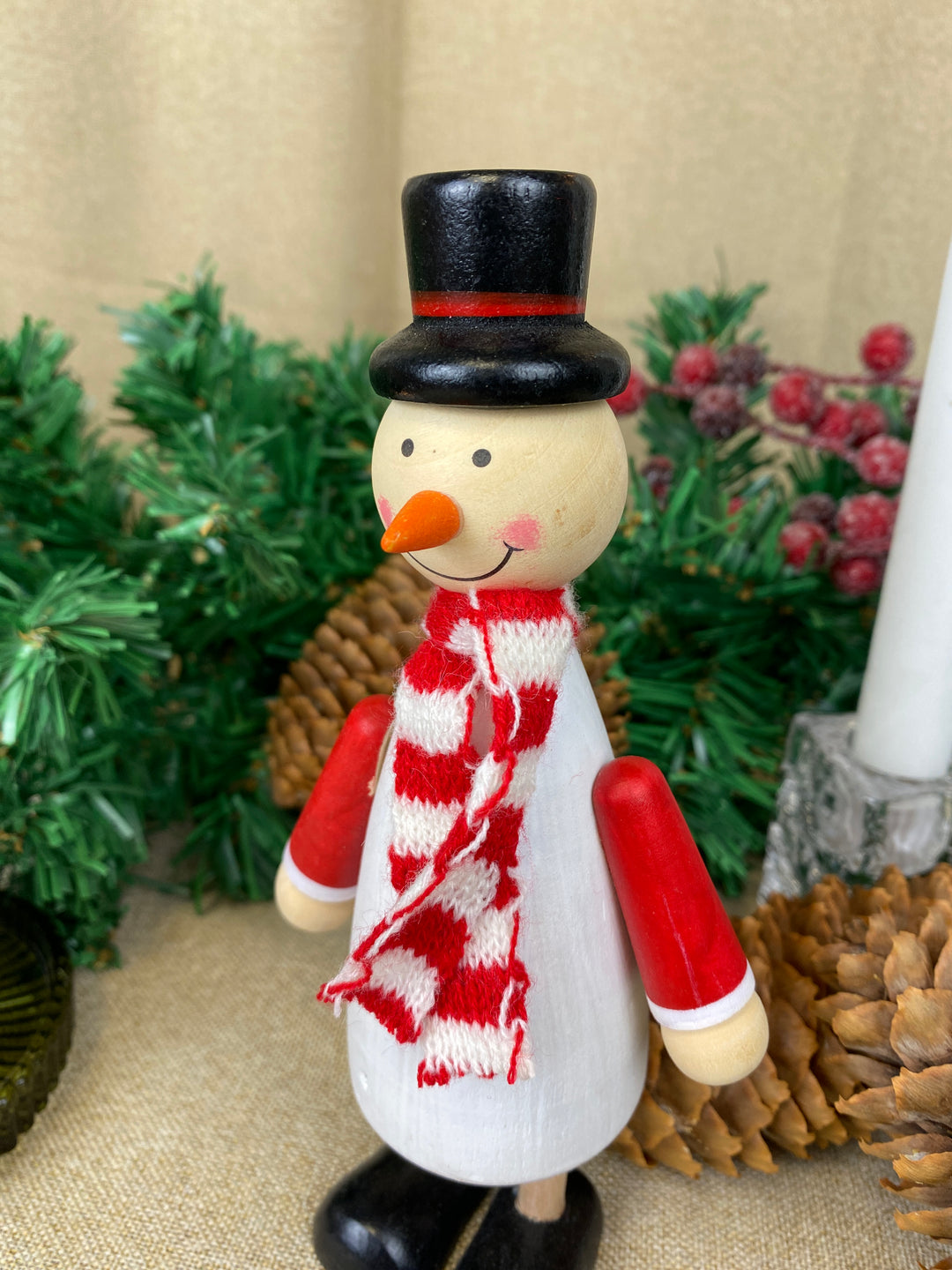 Snemand med tørklæde - i fyrretræ 17,7 cm