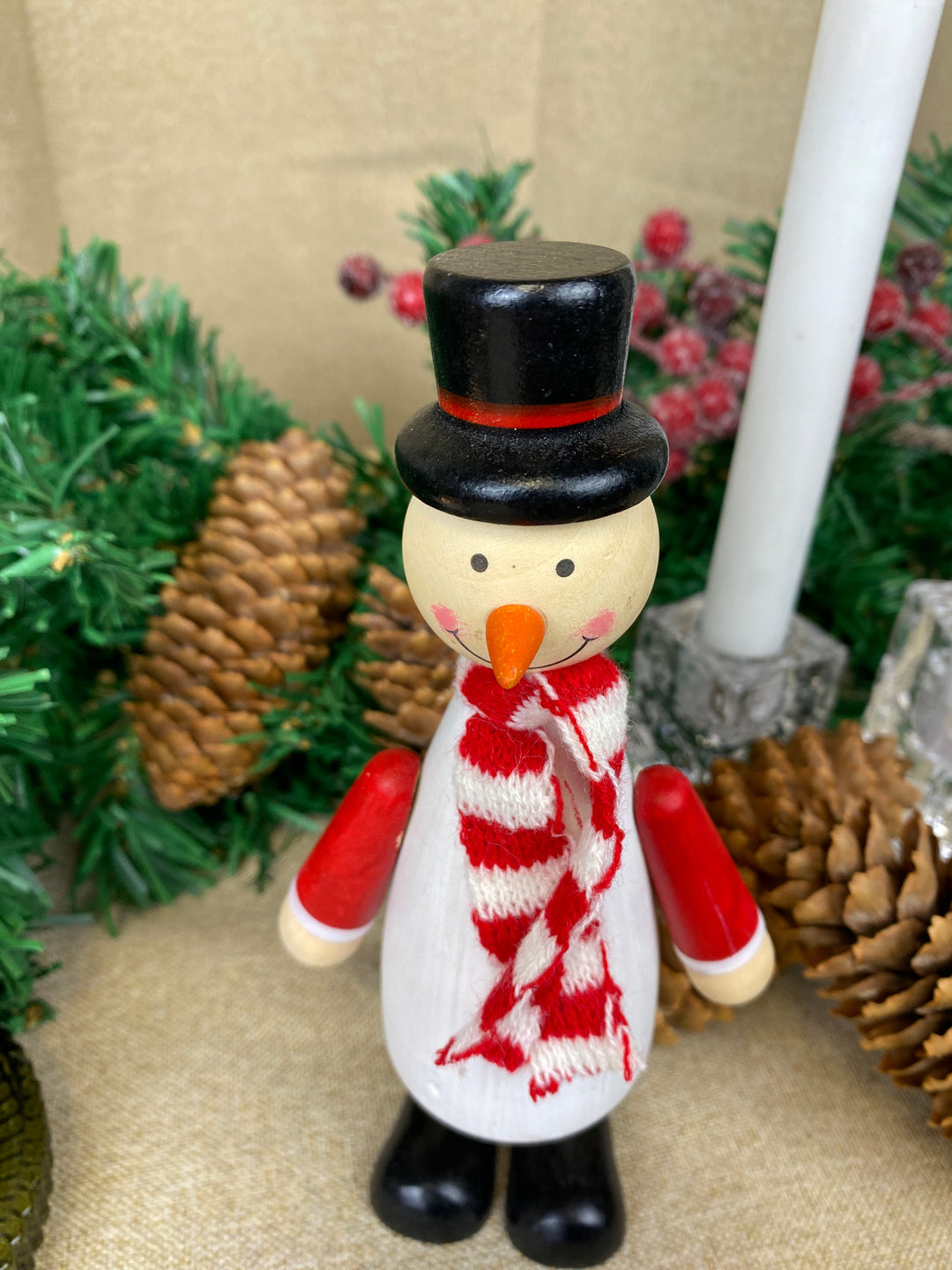 Snemand med tørklæde - i fyrretræ 17,7 cm