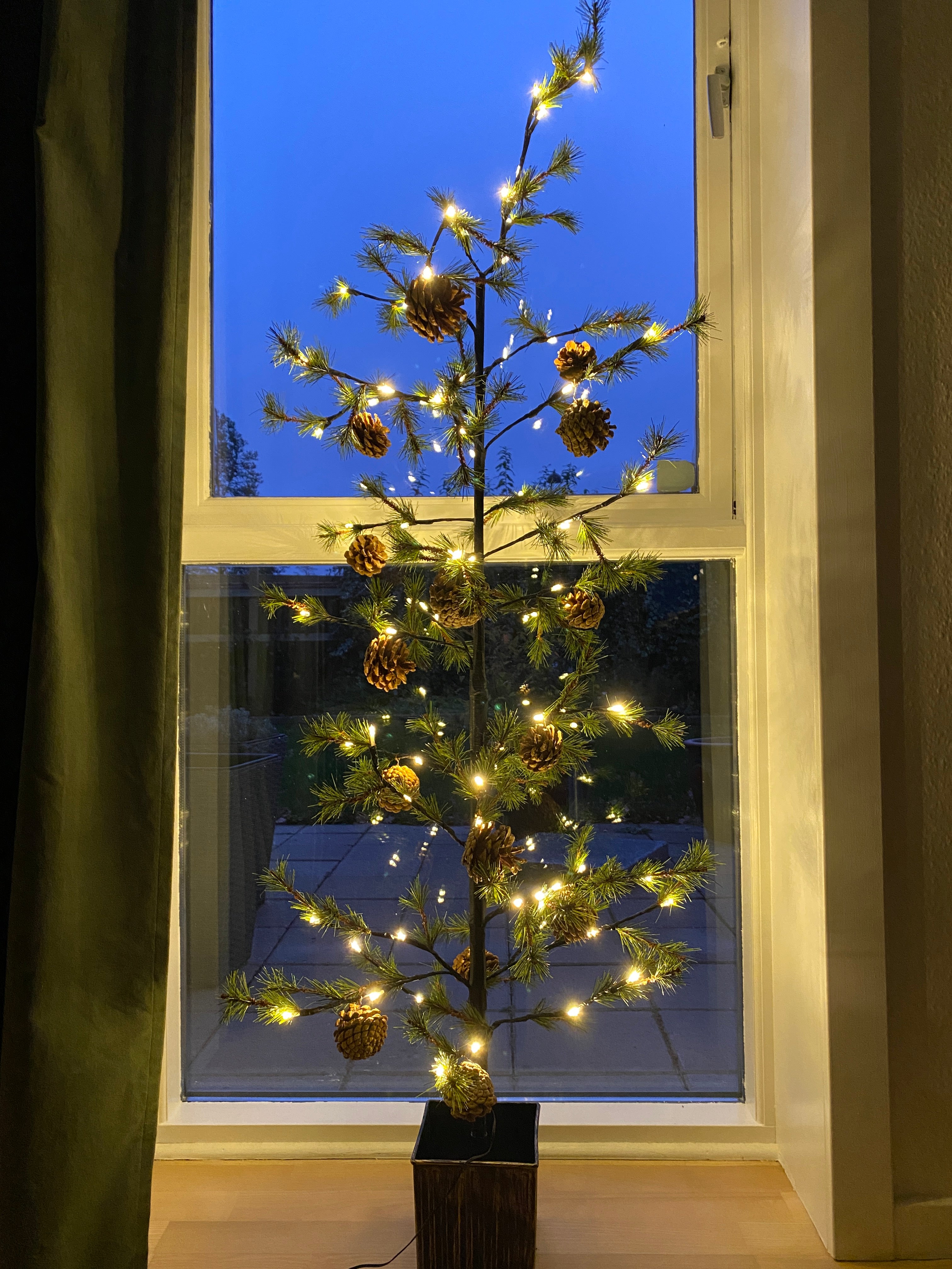 Juletræ med kogle guldpotte H120 cm plast/metal