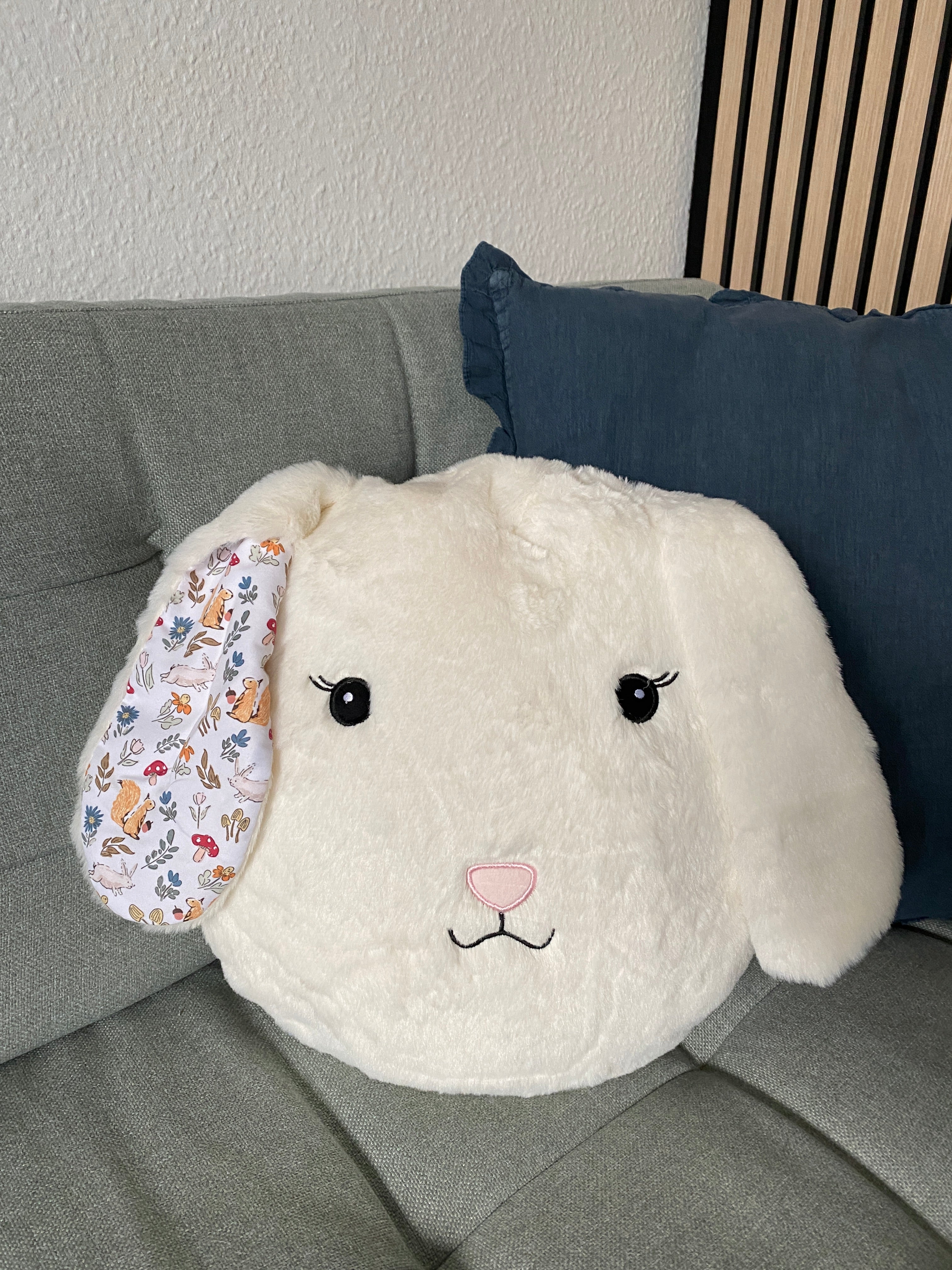 Pude med fyld 36x34x5 cm polyester kanin hvid