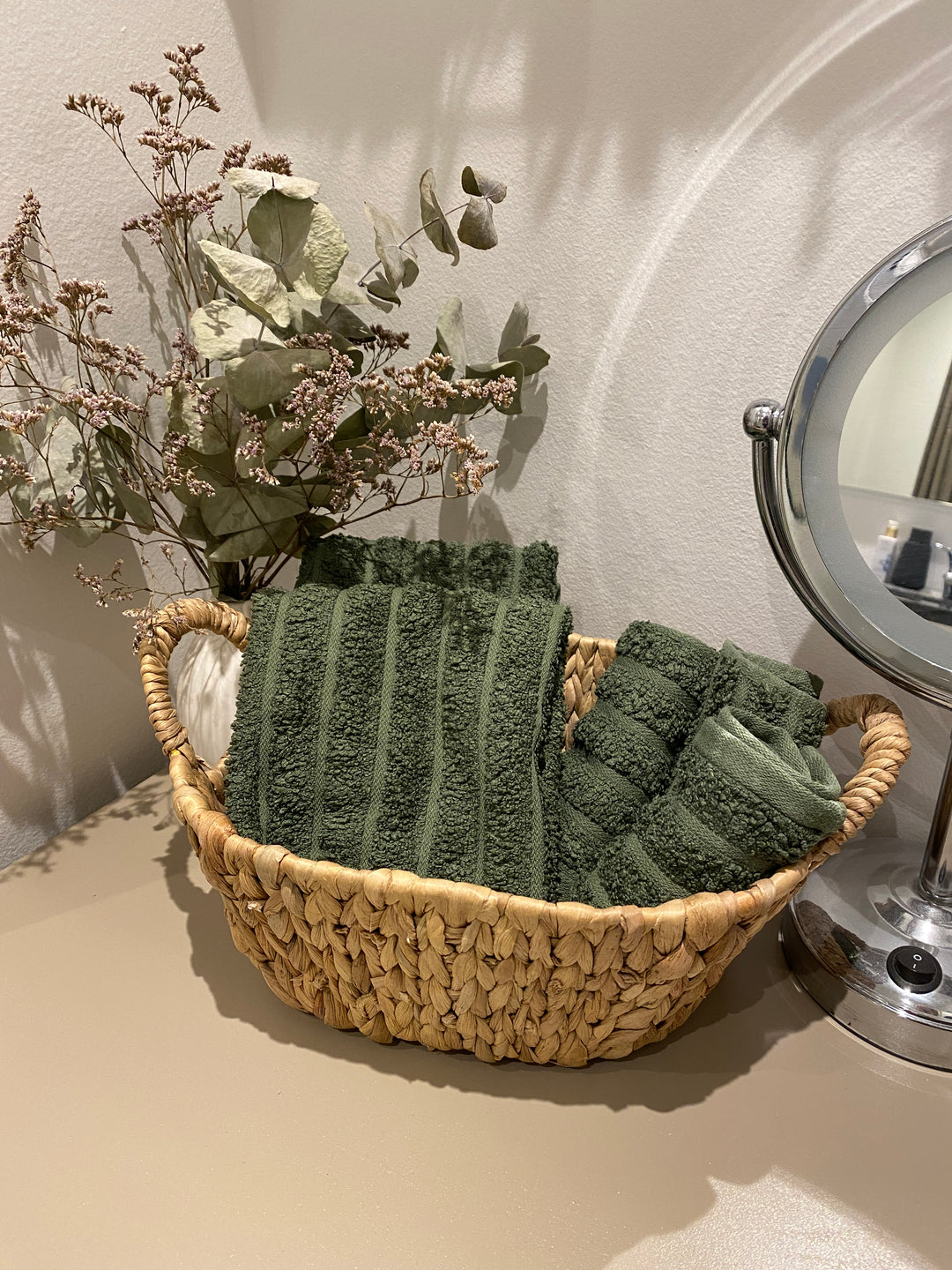 Kurv med håndtag i flet - 30x25x11 cm