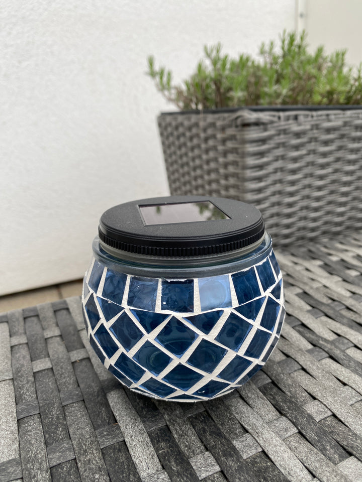Solcellslampa i blå mosaik