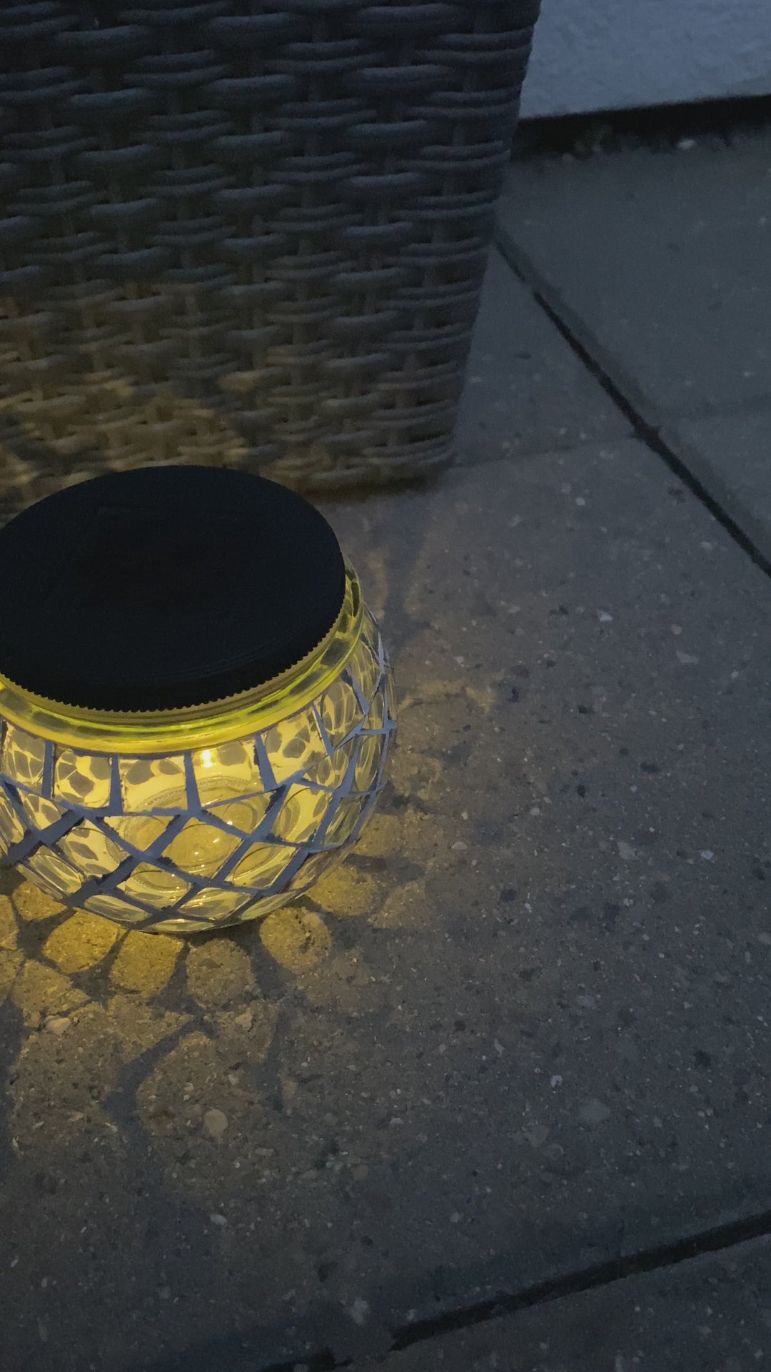 Solcellslampa i blå mosaik