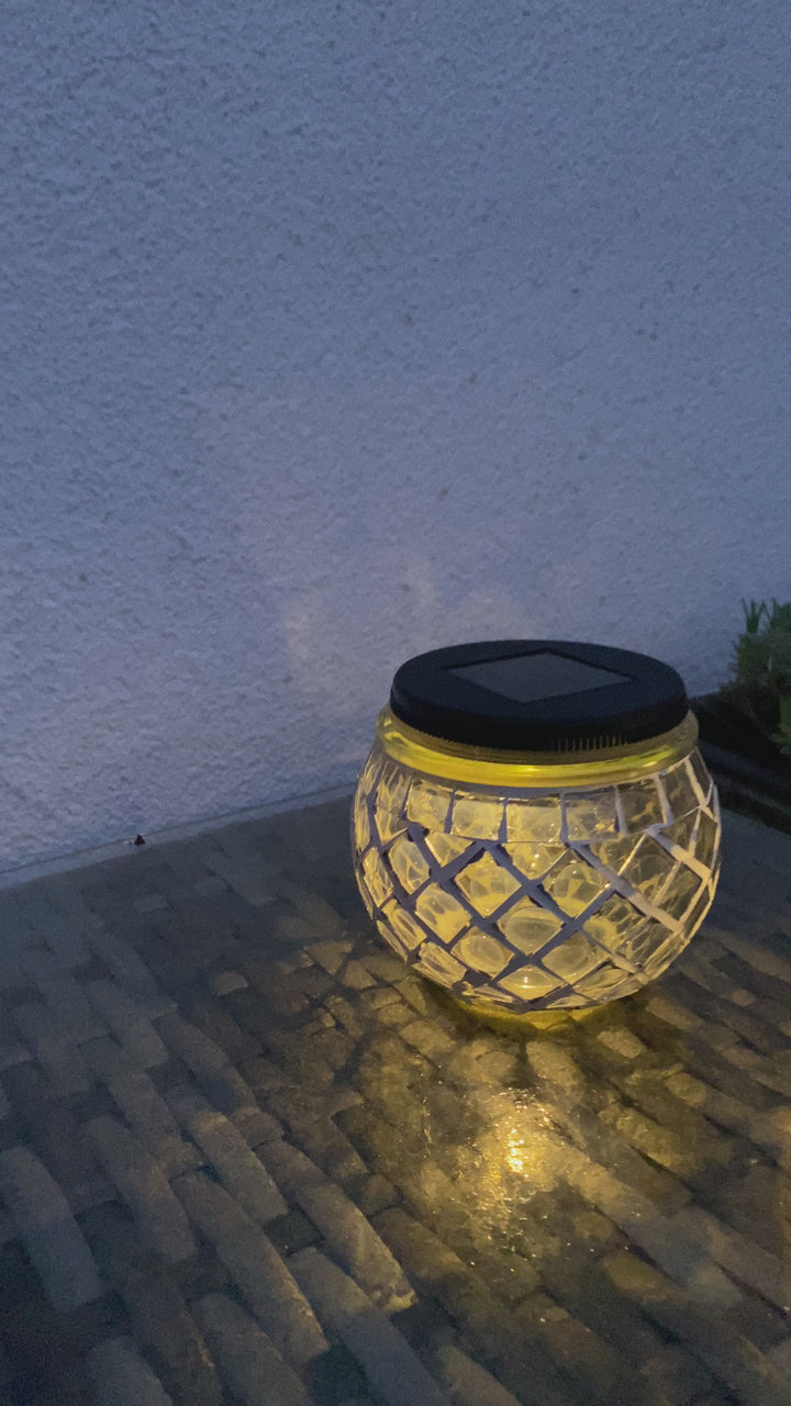 Solcellslampa i blå mosaik