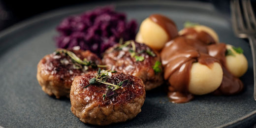Frikadeller med kartofler og pandesovs