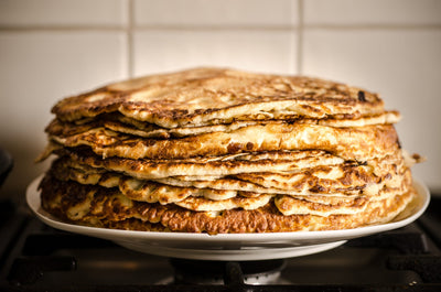 Recept: Bovetepannkakor med banan och blåbär.