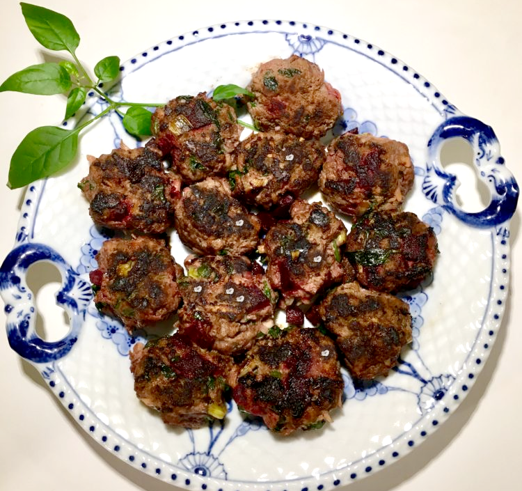 Saftige frikadeller med spinat, parmesan og rødbeder