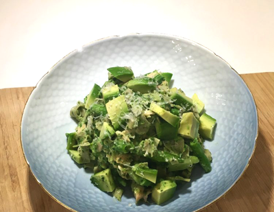 Grønpasta med gravad laks og avokado