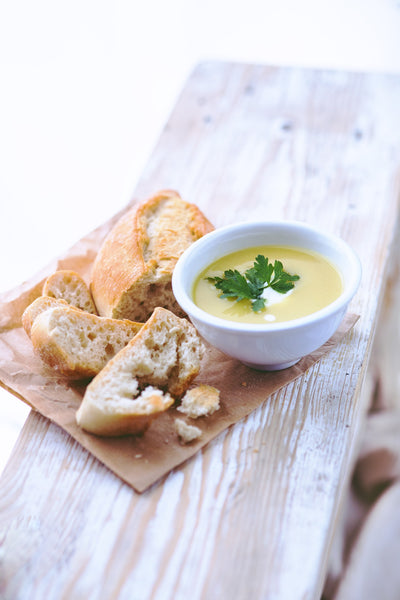 Lækker cremet kartoffelsuppe med porrer og croutoner