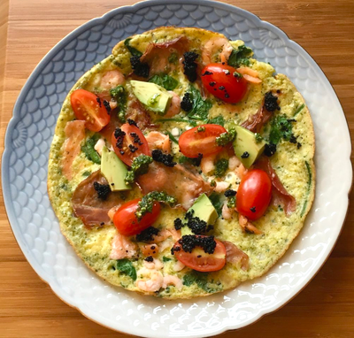 Morgenomelet med spinat, rejer, laks og parmaskinke