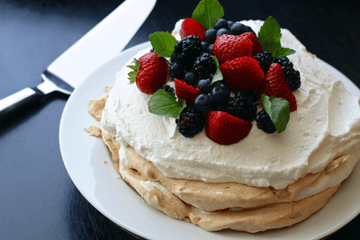 Pavlova med bær - En klassisk sommerdessert