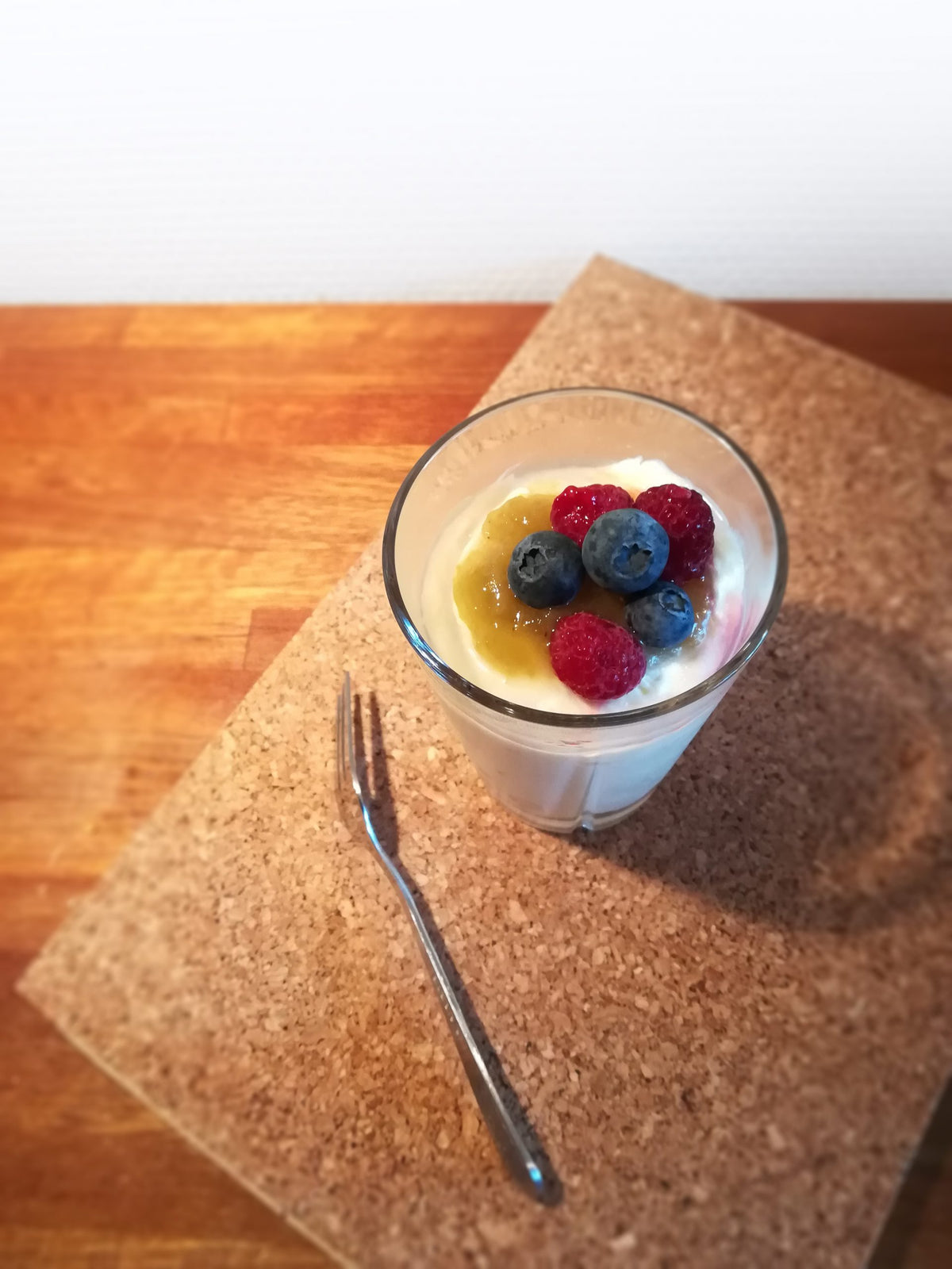 Sommerdessert - Rabarbermousse med kompot