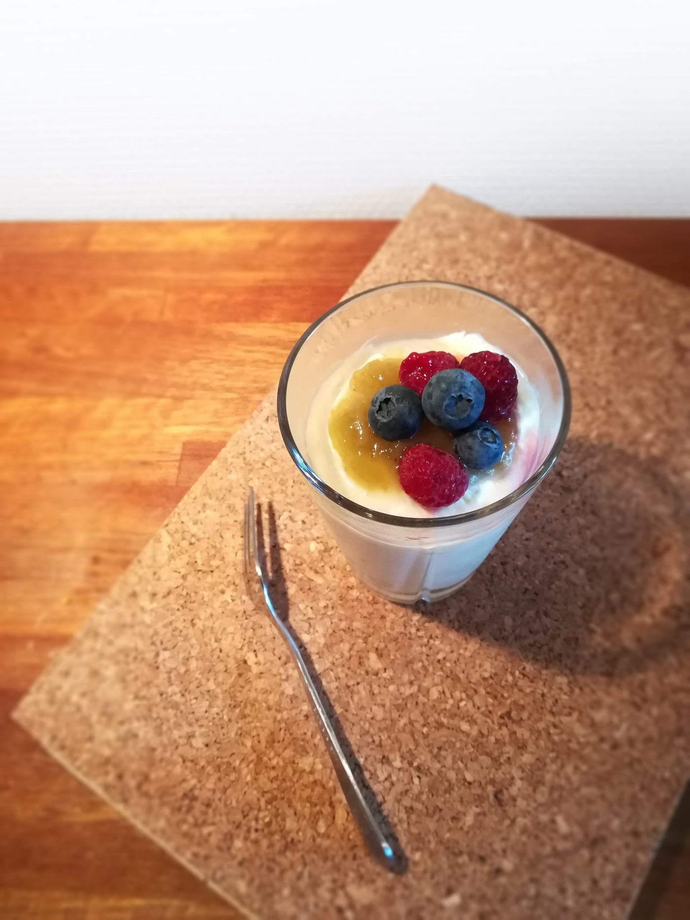 Sommerdessert - Rabarbermousse med kompot