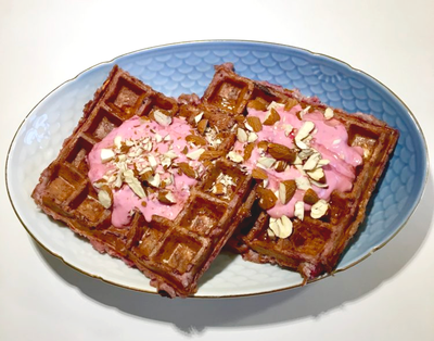 Sprøde brunch-vafler med hindbærcreme