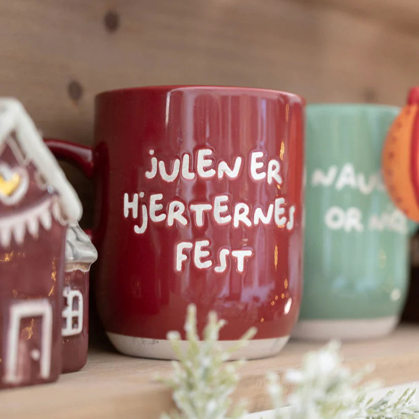 Det gamle apotek - Krus 30 cl. rød - Julen er hjerternes fest