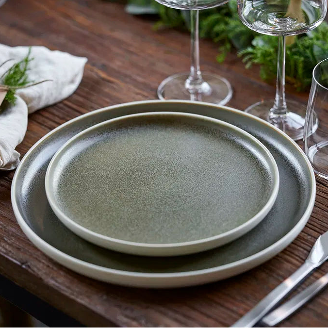 Studio Round - Frokosttallerken North 21 cm Matte white/Matte moss