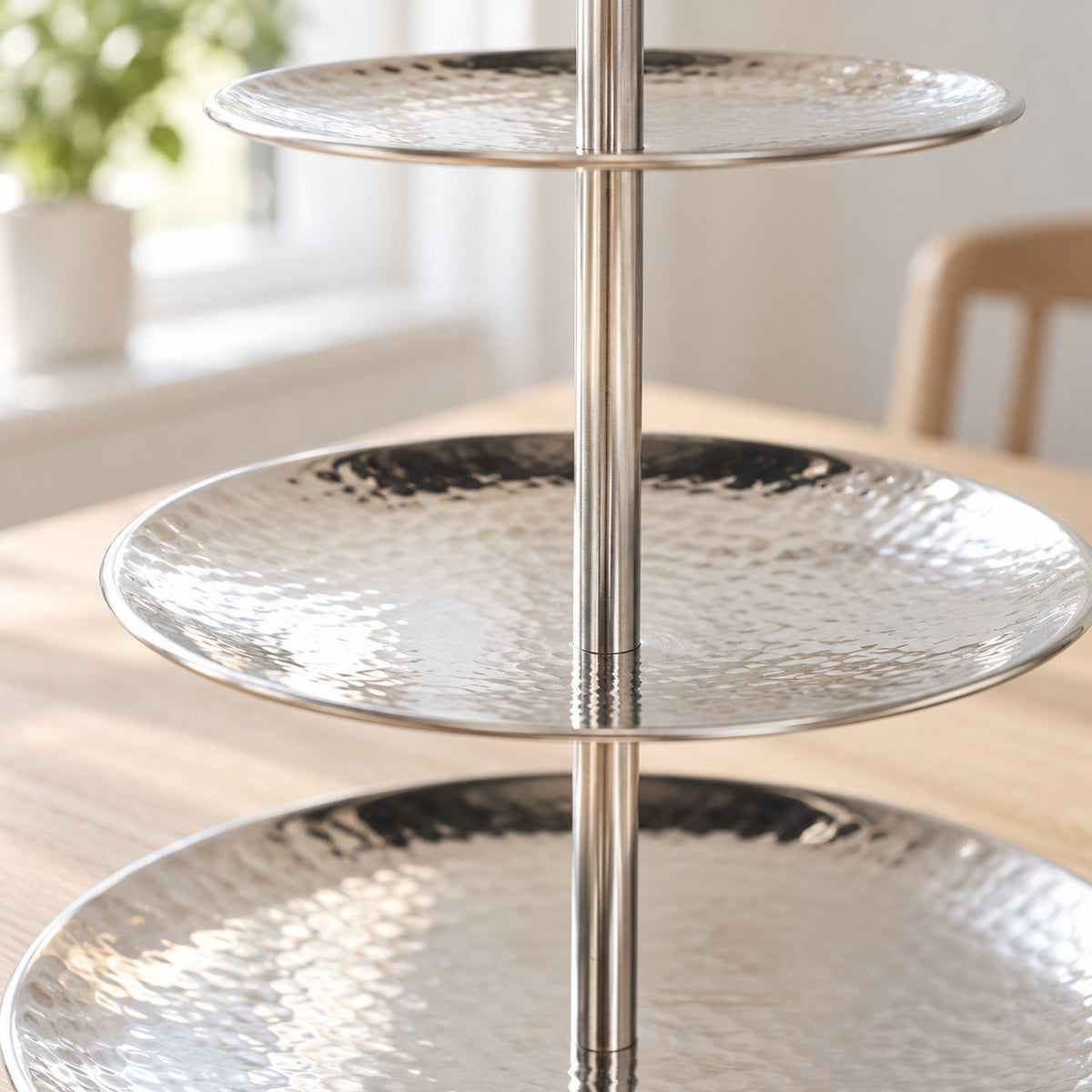 Etagere 3 etager hamret metal tæt på, detaljer og materiale