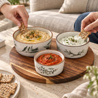 Serveringssæt med dip og knækbrød i sofaen