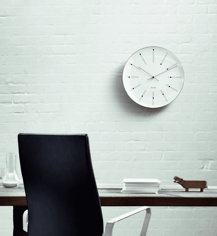 Arne Jacobsen - Bankers Vægur Ø29 cm hvid/sort/rød