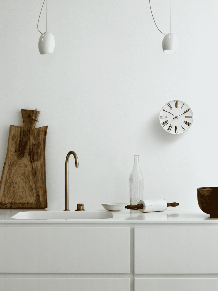 Arne Jacobsen - Roman Vægur Ø21 cm hvid/sort