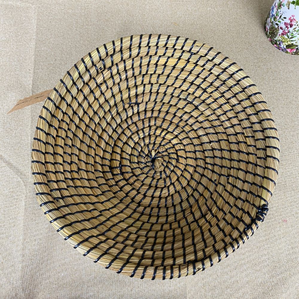 Kurv Ø 33 x 12 cm i flet med sort snor