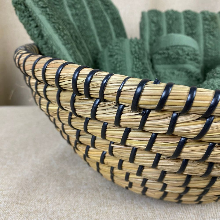 Kurv Ø 33 x 12 cm i flet med sort snor