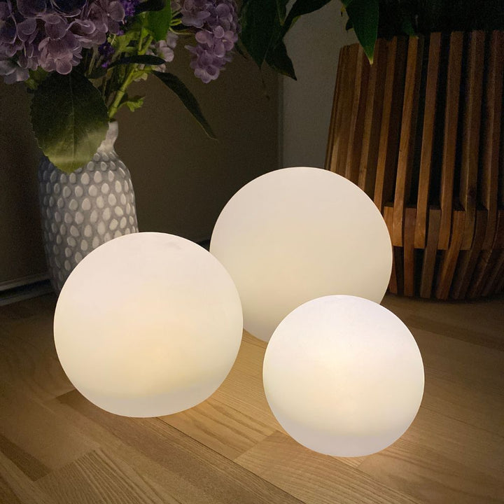 Solar lyskugle med spyd 3 stk. - Ø25/20/15 cm hvid plast