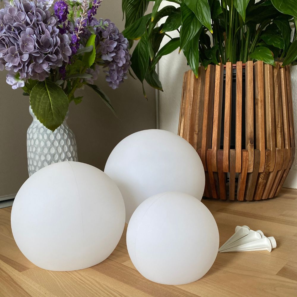 Solar lyskugle med spyd 3 stk. - Ø25/20/15 cm hvid plast