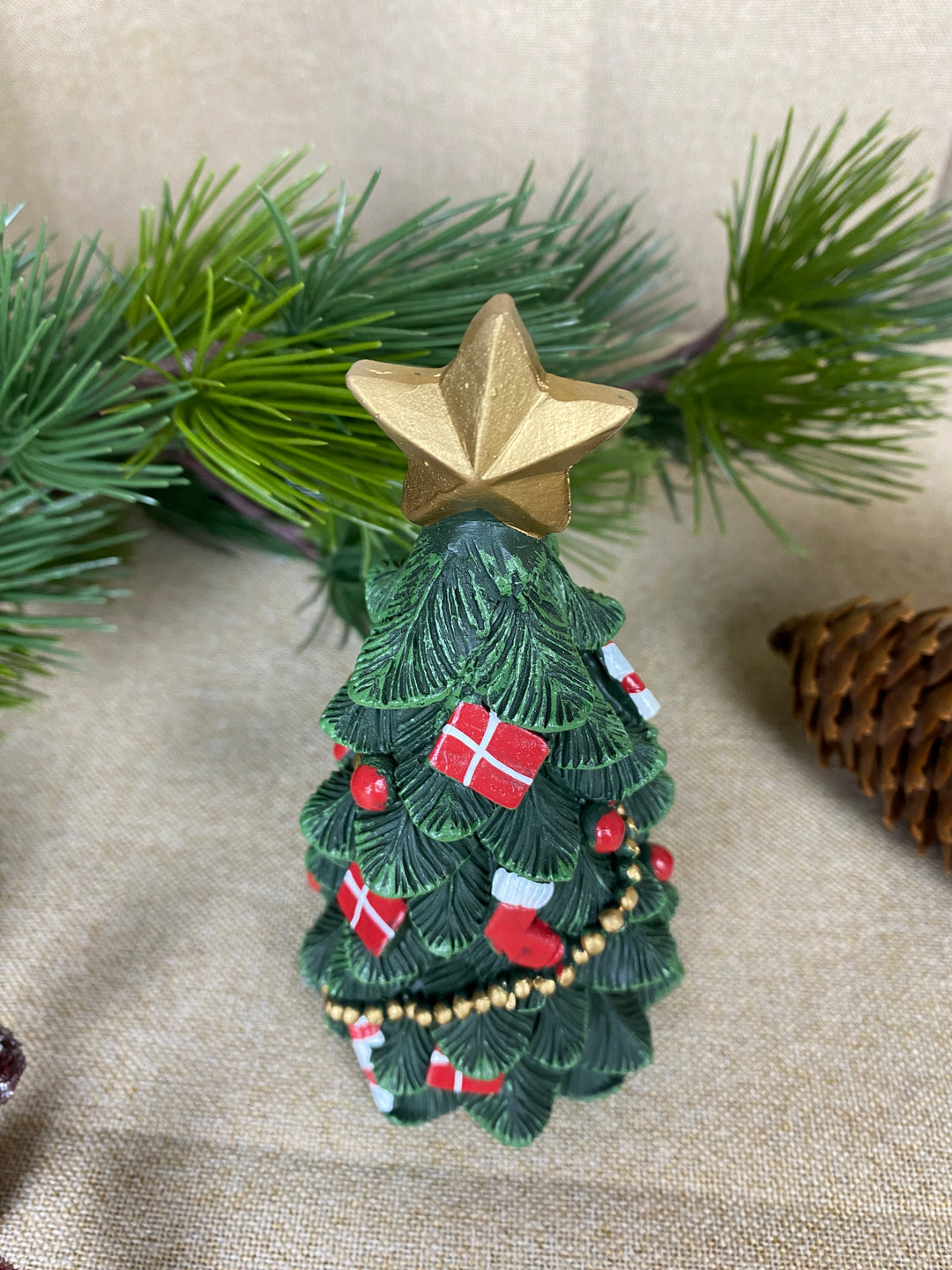 Juletræ med pynt 15 cm polyresin mørk grøn