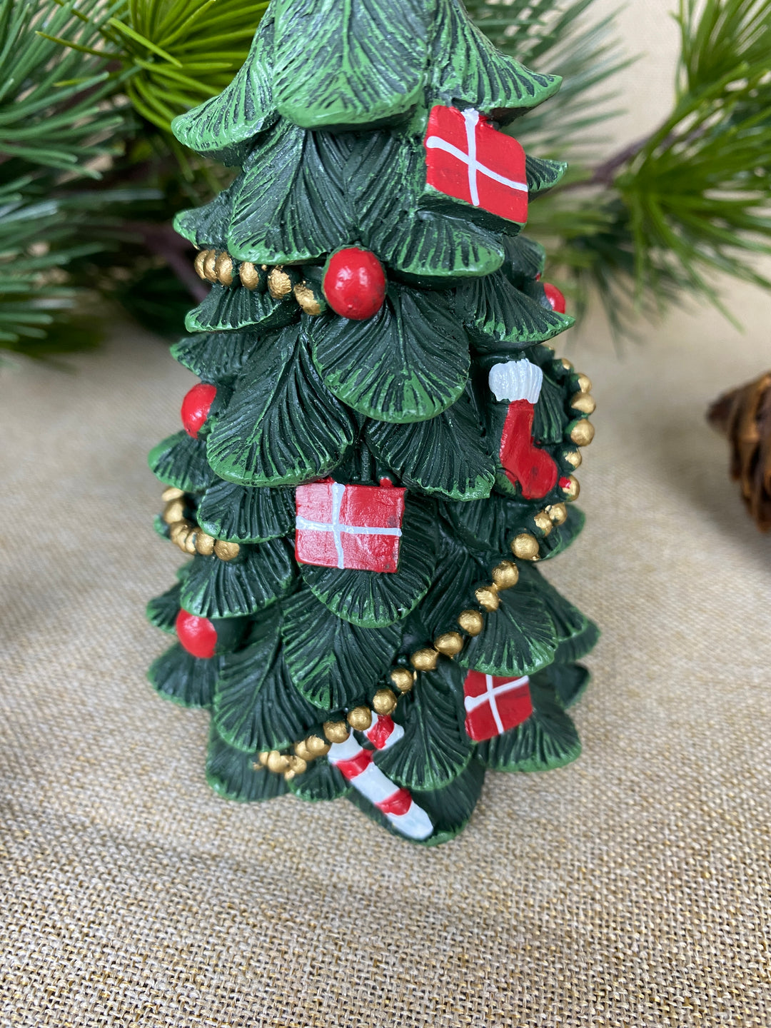 Juletræ med pynt 15 cm polyresin mørk grøn