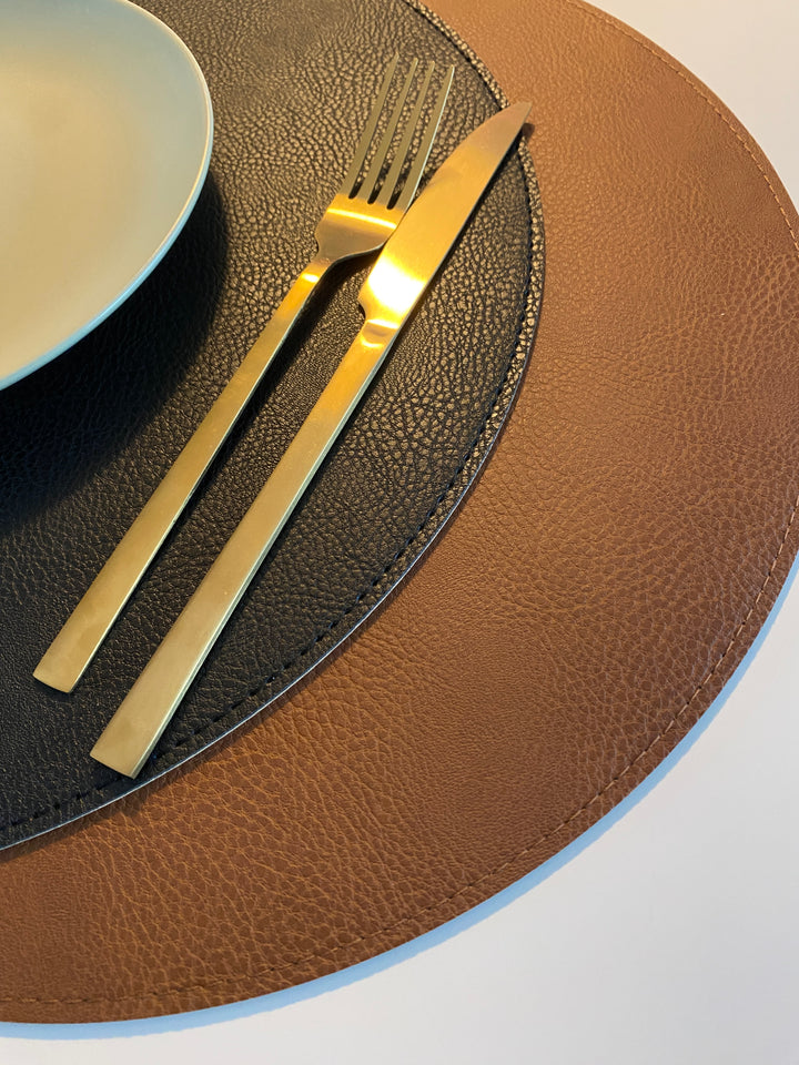 Dækkeserviet vendbar - PU Ø38 cm cognac/sort