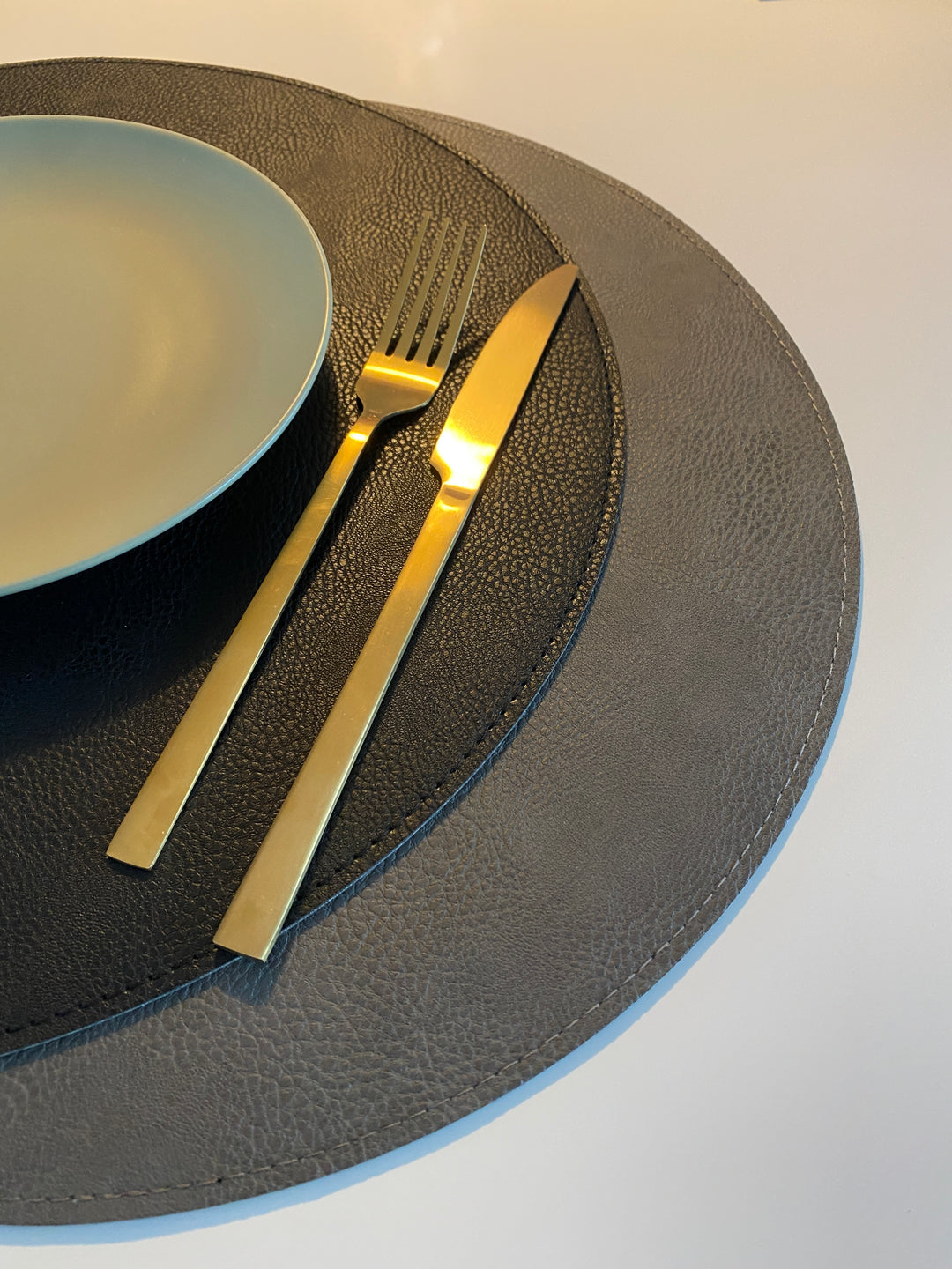 Dækkeserviet vendbar - PU Ø38cm sort/grå