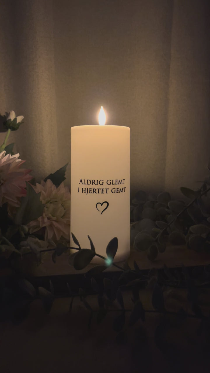 LED-gravlampa "Aldrig glömd i hjärtat gömd" med timer