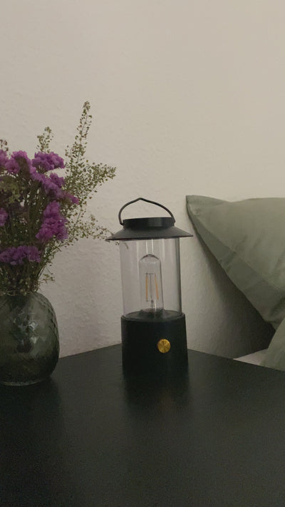 Conzept - lampe i sort med messing drejeknap - til batteri