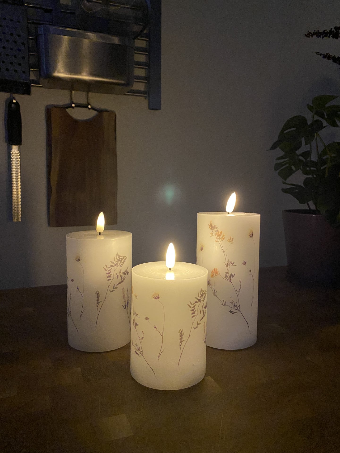 LED bloklys blomst S/3 - D7,5x10/12,5/15 cm remote hvid