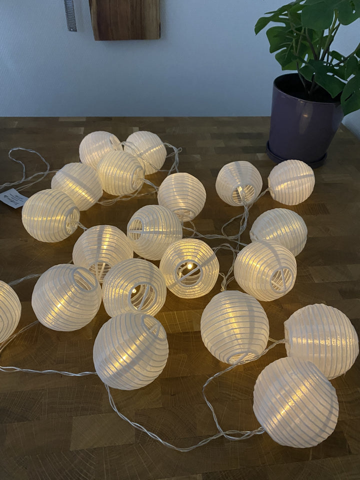 Solar rispapirlyskæde 20 kugler D7,5 cm hvid
