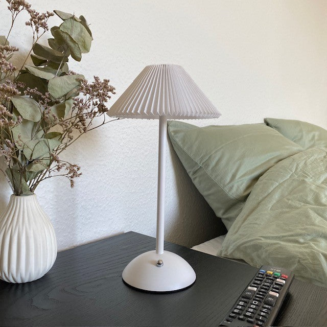 Opladelig lampe - plisse touch H30 cm jern hvid